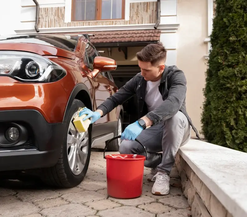 Lavage auto à domicile Montagnac-Montpezat : professionnel intervenant sur un véhicule